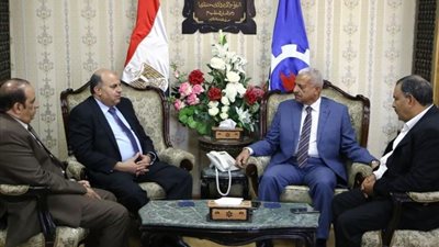 صقر يبحث الإعداد لتنفيذ مشروع التحول الرقمى بالسويس