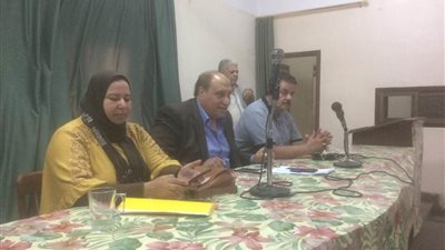 رئيس مدينة الزقازيق يجتمع مع أصحاب المكامير والفحم والمسابك