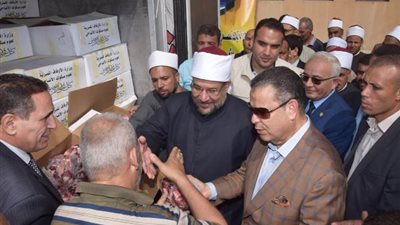 وزير الأوقاف يوزع صكوك الأضاحي ويشهد عقد قران في بني سويف ..صور