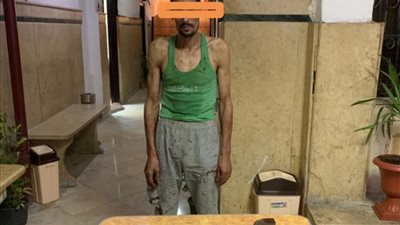 الزوج عاد لمنزله فجأة.. فوجد بائع الخضار داخل دولاب غرفة النوم