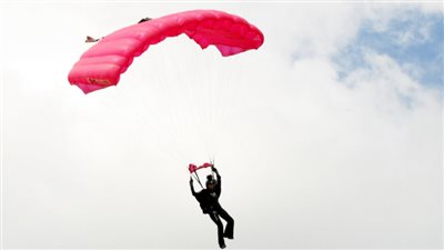 ينجو بأعجوبة لحظة قفزه من الطائرة