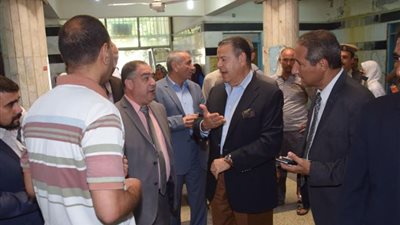 محافظ بني سويف يكافئ ممرضي مستشفى إهناسيا ويحيل المتغيبين للتحقيق