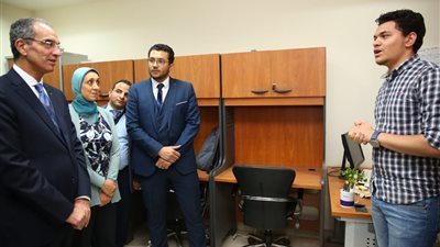 وزير الاتصالات يلتقي رواد الأعمال بحاضنة الابداع التكنولوجي جامعة أسيوط