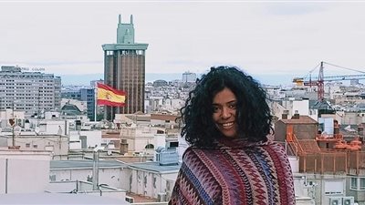 مغنية الفيل الأزرق عن 