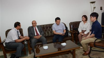 رئيس جامعة أسيوط يلتقي مع وفد كوري لبحث علاج خشونة المفاصل