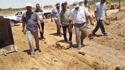 بدأ اعمال رصف طريق الموشية الغرغور لربط القرى بالوادى الجديد. صور