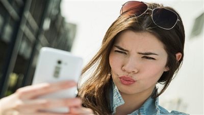 احذري .. صور السيلفي تهدد بظهور التجاعيد