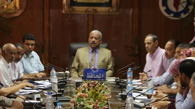 محافظ السويس: تكثيف العمل بقانون التصالح في مخالفات البناء
