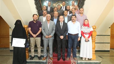 محافظ كفرالشيخ يسلم مديري محطات مياه الشرب والصرف الصحي بالمحافطة شهادات الجودة