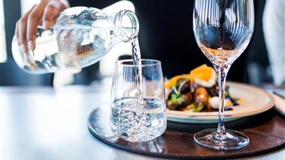 أخطاء شائعة في شرب المياه تجنبها..لأنها تضر بالكلى