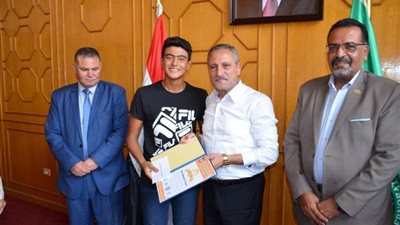 محافظ الإسماعيلية يكرم أبطال العالم في الغوص والانقاذ..صور