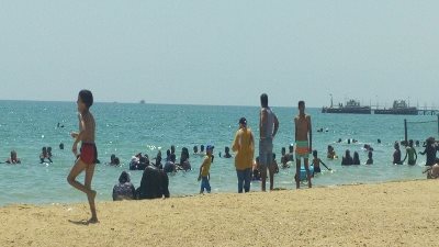 شواطئ السخنة تمتلئ بالمصطافين قبل عودة المدارس