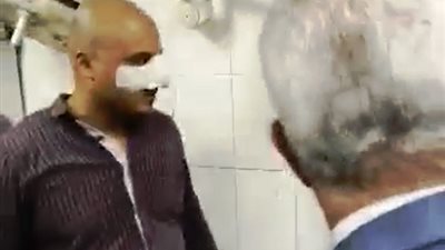 محافظ أسوان يكافئ أمين شرطة بعد إصابته لمطاردة توكتوك مخالف