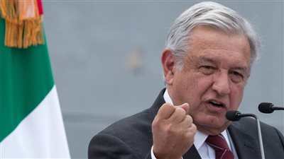 بالفيديو.. رئيس المكسيك يكشف كاميرا تجسس داخل غرفة اجتماعاته