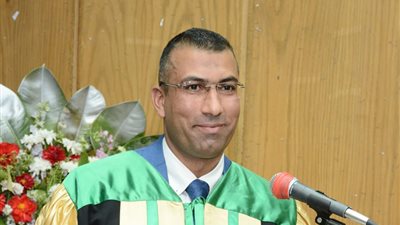 اقتصادي يعلق على قرار إلغاء الدولار الجمركي
