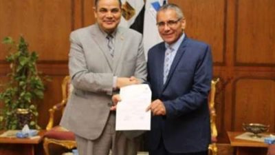 رئيس جامعة كفرالشيخ يهنئ عميد الهندسة برئاسة القاهرة الجديدة لتكنولوجيا