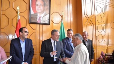 محافظ الإسماعيلية يسلم 59 عقد تمليك أراضٍ ..صور