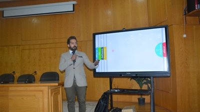 جامعة الفيوم تستعين بشاشات ذكية في تكنولوجيا التعليم