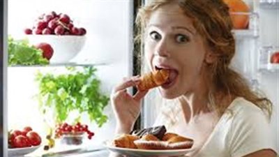 5 أطعمة تمنعك من النوم ليلا