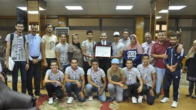 رئيس قناة السويس يكرم فريق جوالة الجامعة