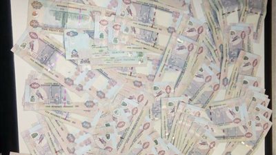 إحباط تهريب ٥٩ ألف درهم إماراتي مع راكب مسافر لدبي