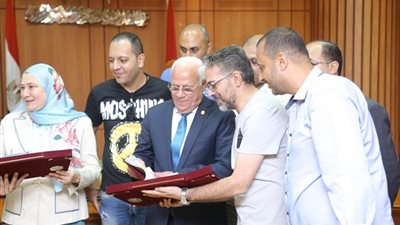 محافظ بورسعيد.. بروتوكولات لتمويل تمليك 58 مصنعا للشباب