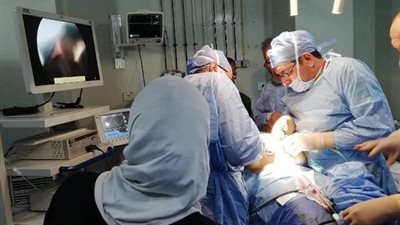 اجراء أول عملية بواسطة جهاز منظار الجراحة بعد التشغيل التجريبي له بمستشفي السويس العام