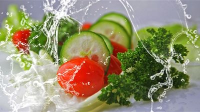 خدعوك فقالوا .. الطماطم والخيار خضروات غير متوافقة