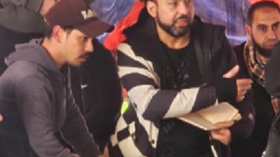 مراد فكرى ينهار فى جنازة والده.. ويقبل رأسه ويقرأ القرآن