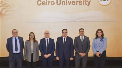 رئيس جامعة القاهرة يبحث تعزيز التعاون مع الجامعة الفرنسية بمصر