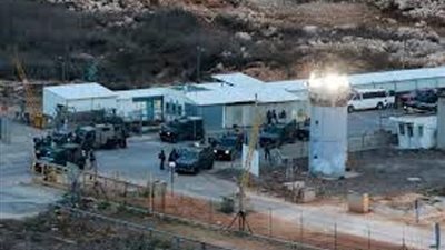 إعلام إسرائيلي: مصلحة السجون تبدأ بنقل الأسرى الفلسطينيين من معتقلاهم لسجن عوفر
