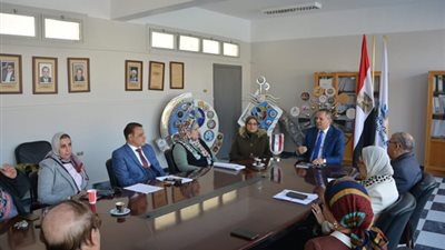 رئيس جامعة دمياط يجتمع برؤساء أقسام كلية الفنون التطبيقية