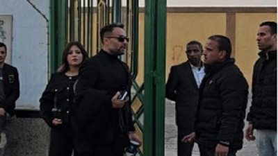 بمفرده.. شقيق ياسمين عبد العزيز يستقبل عزاء والده بمسجد الشرطة