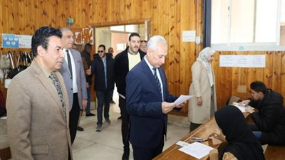 رئيس جامعة المنيا يواصل جولاته لمتابعة سير الامتحانات