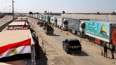 دخول أكثر من 900 شاحنة مساعدات إنسانية لغزة خلال ثانى أيام الهدنة
