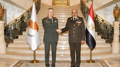الفريق أحمد خليفة رئيس الأركان يلتقى قائد الحرس الوطنى القبرصى