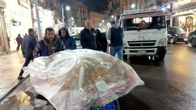 حملة ازالة مسائية تحت الامطار بمحطة الرمل بوسط الاسكندرية