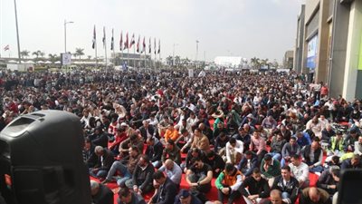 آلاف من زوار معرض القاهرة للكتاب يقيمون صلاة الجمعة
