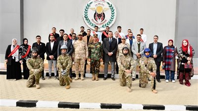 قيادة قوات الدفاع الشعبى والشئون المعنوية تنظمان زيارة لوفد من الإعلاميين لقيادة قوات المظلات