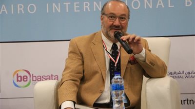 شاعر من تشيلي في معرض الكتاب : عندى ولع بفلسطين