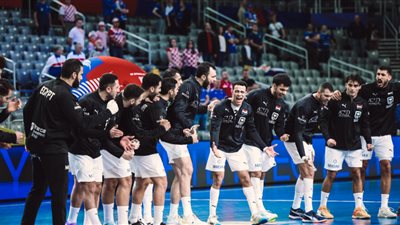 منتخب مصر لكرة اليد يرتدي الزي 