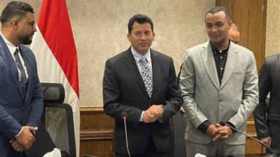 أعضاء نموذج محاكاة مجلس الشيوخ بكفر الشيخ فى اجتماع لجنة الإسكان