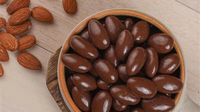 تناول الشوكولاتة واللوز لمدة 4 أسابيع .. ماذا يفعل بجسمك ؟
