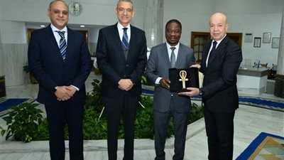 زكريا بحث مع سفير كوت ديفوار تعزيز الربط الجوي بين البلدين