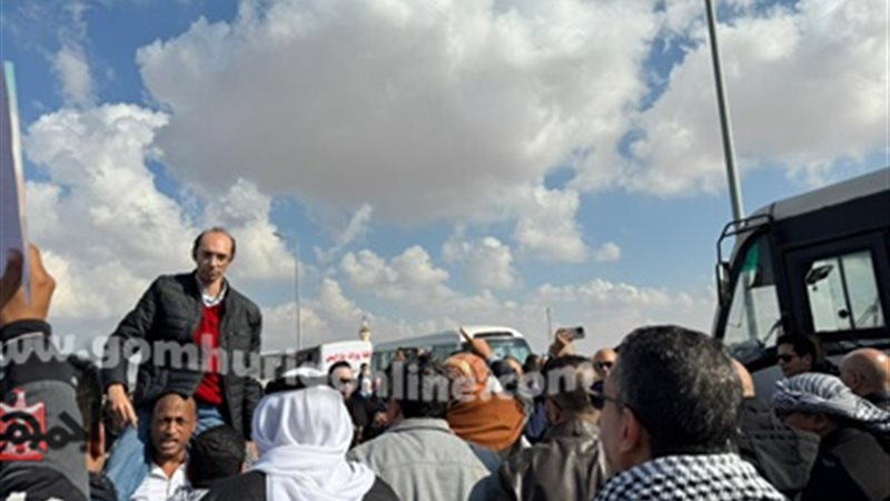 المصريون يهتفون ..
