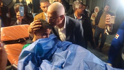 محافظ شمال سيناء يستقبل الجرحي الفلسطينيين في مستشفي العريش العام