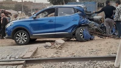 العناية الإلهية تنقذ سائق سيارة أطاح بها قطار على مزلقان العياط