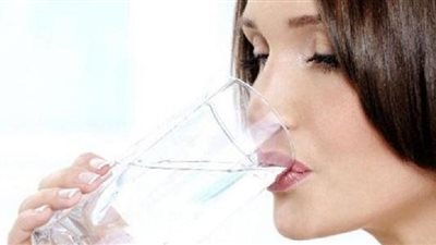 شرب الماء بكميات كافية .. أبرز طرق إزالة السموم من البشرة