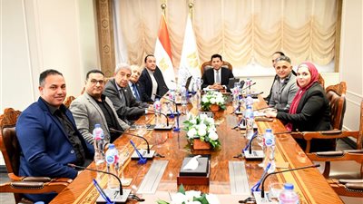 وزير الشباب يبحث تطوير الراليات الصحراوية ويطلق مبادرة “أنت قدوة”