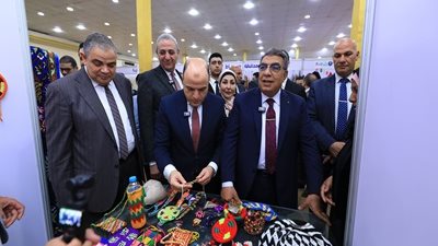 رئيس جامعة كفر الشيخ يشهد افتتاح معرض «أيادي مصر» للحرف اليدوية